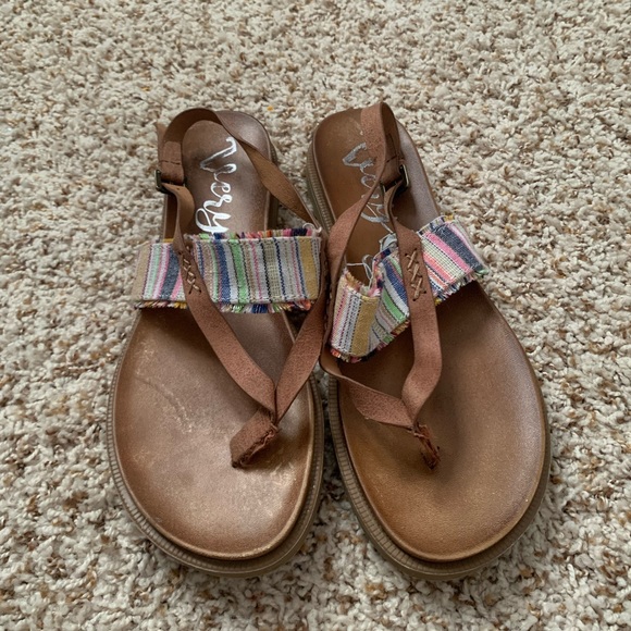 Very G Axel Sandals - Picture 2 of 4